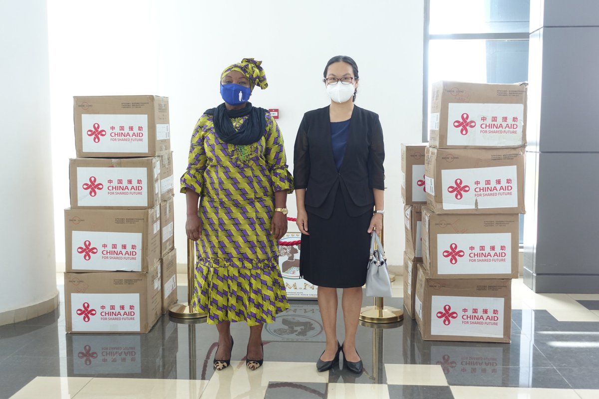 EmbChinaGE's tweet image. Hoy la Embajadora Qi Mei entregó a la Primera Dama Dña. Constancia Mangue materiales sanitarios que donó en nombre del gobierno chino la Sra. Peng Liyuan, esposa del Presidente chino. Esperamos que los materiales ayuden a mujeres, niños y jóvenes de G.E. a luchar contra #COVID19.