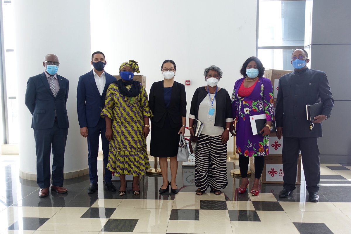 EmbChinaGE's tweet image. Hoy la Embajadora Qi Mei entregó a la Primera Dama Dña. Constancia Mangue materiales sanitarios que donó en nombre del gobierno chino la Sra. Peng Liyuan, esposa del Presidente chino. Esperamos que los materiales ayuden a mujeres, niños y jóvenes de G.E. a luchar contra #COVID19.