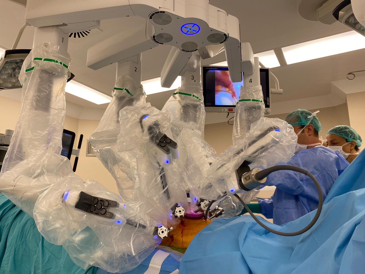 DrBurakKocak's tweet photo. Our first pure homemade robot-assisted kidney transplantation @KU_Hastanesi @KocUrology @KU_Medicine without a mentor. Thanks to my mentors make this possible @KarelDecaestec1 @AlbertoBreda1 @AngeloTerrito @feroz_zafar @rajeshahlawat https://t.co/zz1BASpnRp