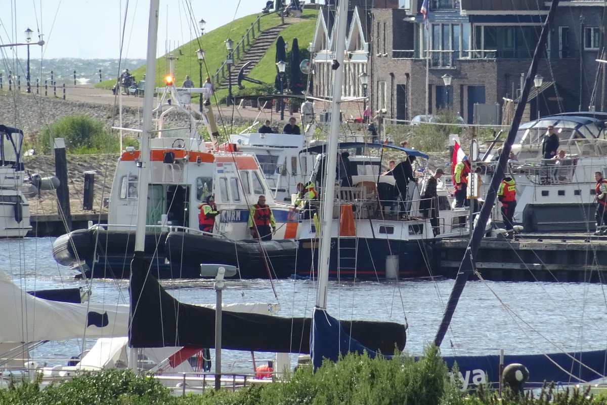 De mannen van <a href="/KNRMUrk/">KNRM Urk</a> gingen er vanmiddag op uit voor dit bootje met motorpech op het IJsselmeer. De zes opvarenden van het pleziervaartuig werden op sleeptouw genomen en werden weer veilig afgezet in de Urker haven. 💪