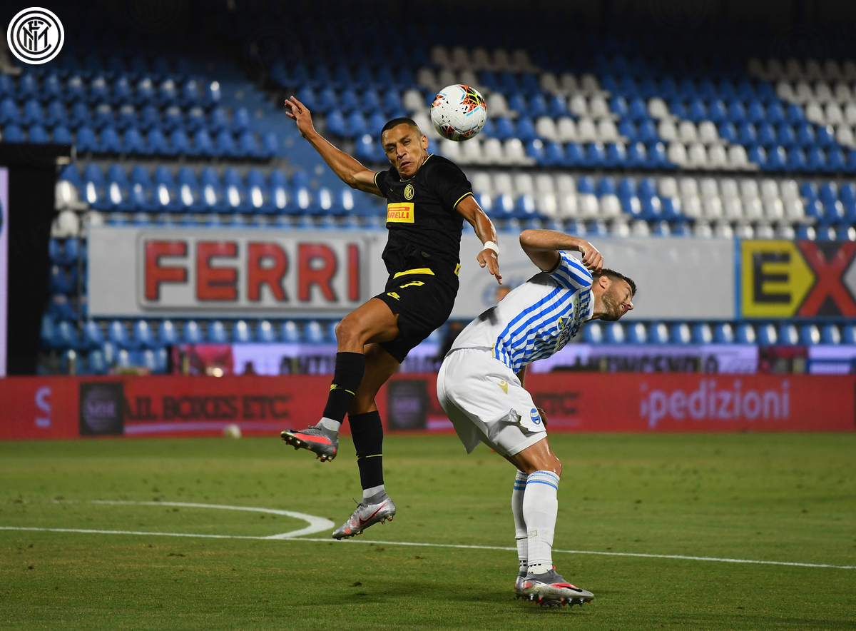 Inter_es's tweet photo. 27' 💣 El cabro chico está detonao

Tremenda oportunidad de gol en los pies de @Alexis_Sanchez.  

#SpalInter 0⃣ X 0⃣
#FORZAINTER ⚫🔵⚫🔵 https://t.co/GLyUmxfCYu