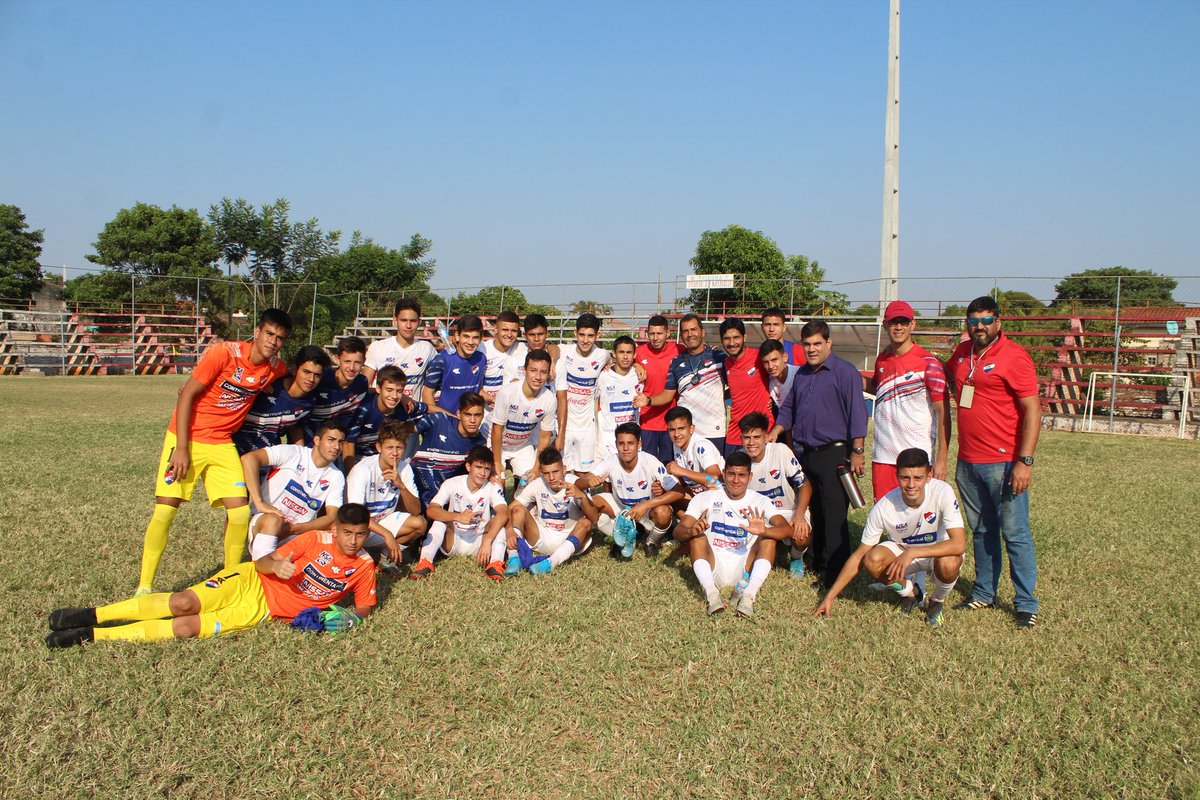 CanteradelTrico's tweet photo. #tBtTricolor🔴⚪🔵
#QuedateEnCasa
🙋🏻♂️⚽️RECORDEMOS a la #catSub16
DT. Vicente Quinto
AT. Héctor Blanco
PF. Rafael Alarcón
PA. Víctor Villalba
Kinesiólogo. Alberto Post
#LaAcademia #SeguiEntrenando💪🏻 https://t.co/RXUSIADyO4