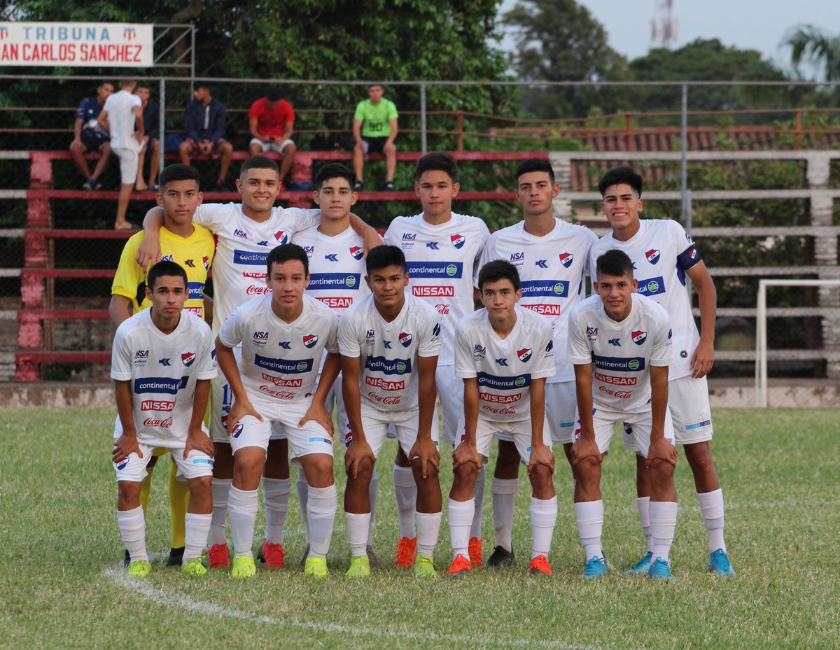 CanteradelTrico's tweet photo. #tBtTricolor🔴⚪🔵
#QuedateEnCasa
🙋🏻♂️⚽️RECORDEMOS a la #catSub16
DT. Vicente Quinto
AT. Héctor Blanco
PF. Rafael Alarcón
PA. Víctor Villalba
Kinesiólogo. Alberto Post
#LaAcademia #SeguiEntrenando💪🏻 https://t.co/RXUSIADyO4
