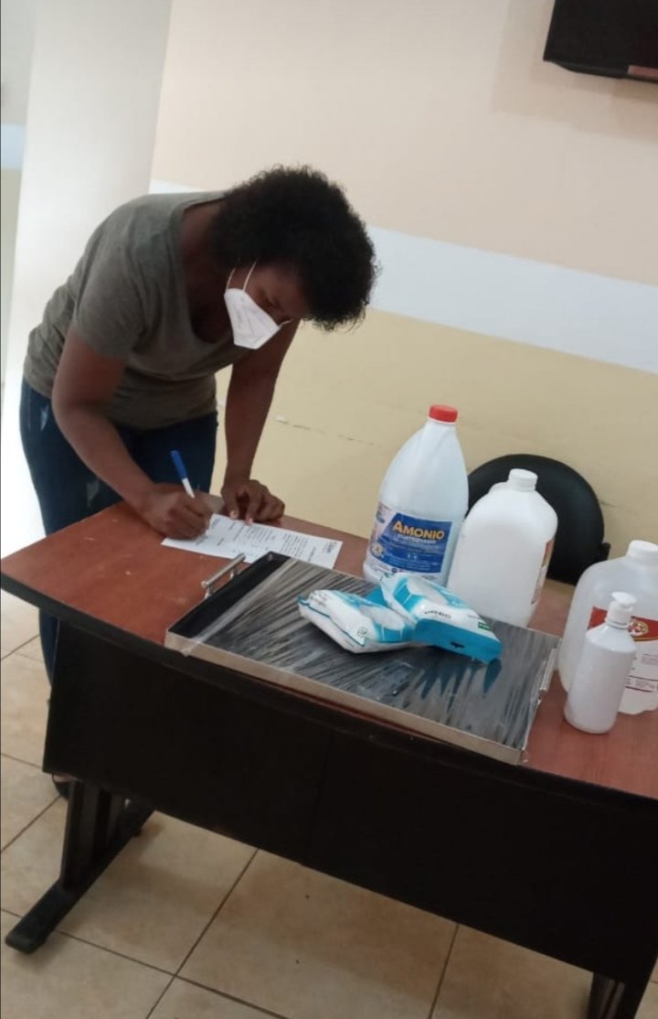 IMalimpia's tweet photo. El Gad Parroquial Rural Malimpia, en la persona de la Lic. Marín Quiñonez Vicepresidenta realizó la entrega de los insumos de Bioseguridad, Mascarillas N95, Alcohol, Gel Antibacterial, Traje Antifluido, Bandeja de Desinfección.
 @jcarlosaizprua @GEsmeraldas_KG https://t.co/hak3wGYbvk