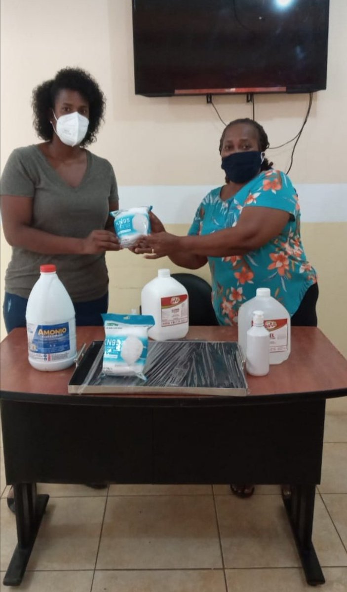IMalimpia's tweet photo. El Gad Parroquial Rural Malimpia, en la persona de la Lic. Marín Quiñonez Vicepresidenta realizó la entrega de los insumos de Bioseguridad, Mascarillas N95, Alcohol, Gel Antibacterial, Traje Antifluido, Bandeja de Desinfección.
 @jcarlosaizprua @GEsmeraldas_KG https://t.co/hak3wGYbvk