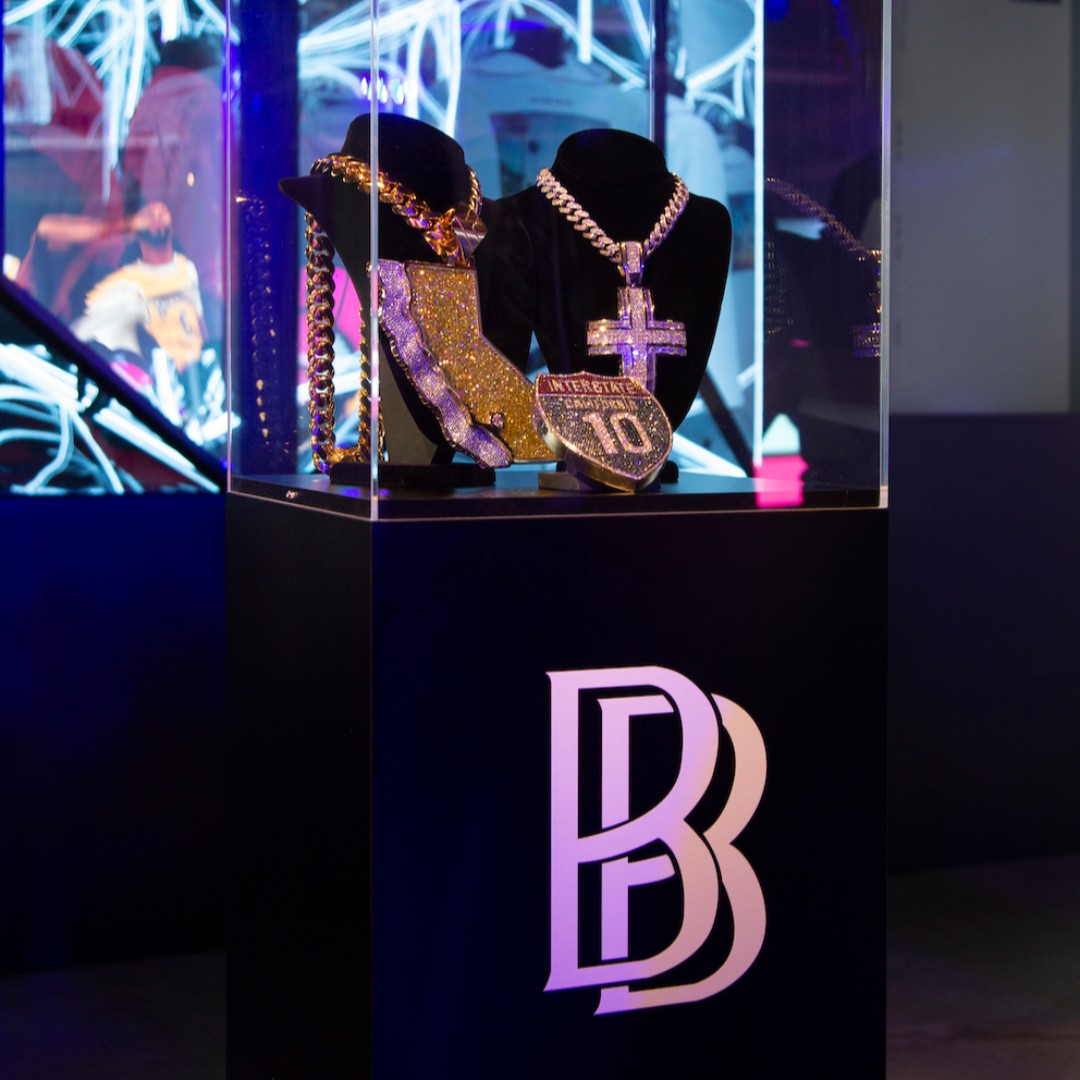 madewithNRG's tweet photo. Art (and inspiration) can come in many different shapes and styles.
Some amazing @BenBaller jewelry pieces at the NBA2K20 launch. https://t.co/1VZty39Osl
