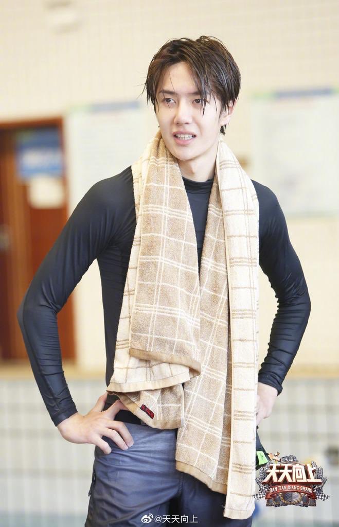 I get the need for the towel - I mean, it’s a family show - but I really wish it was gone   #WangYibo