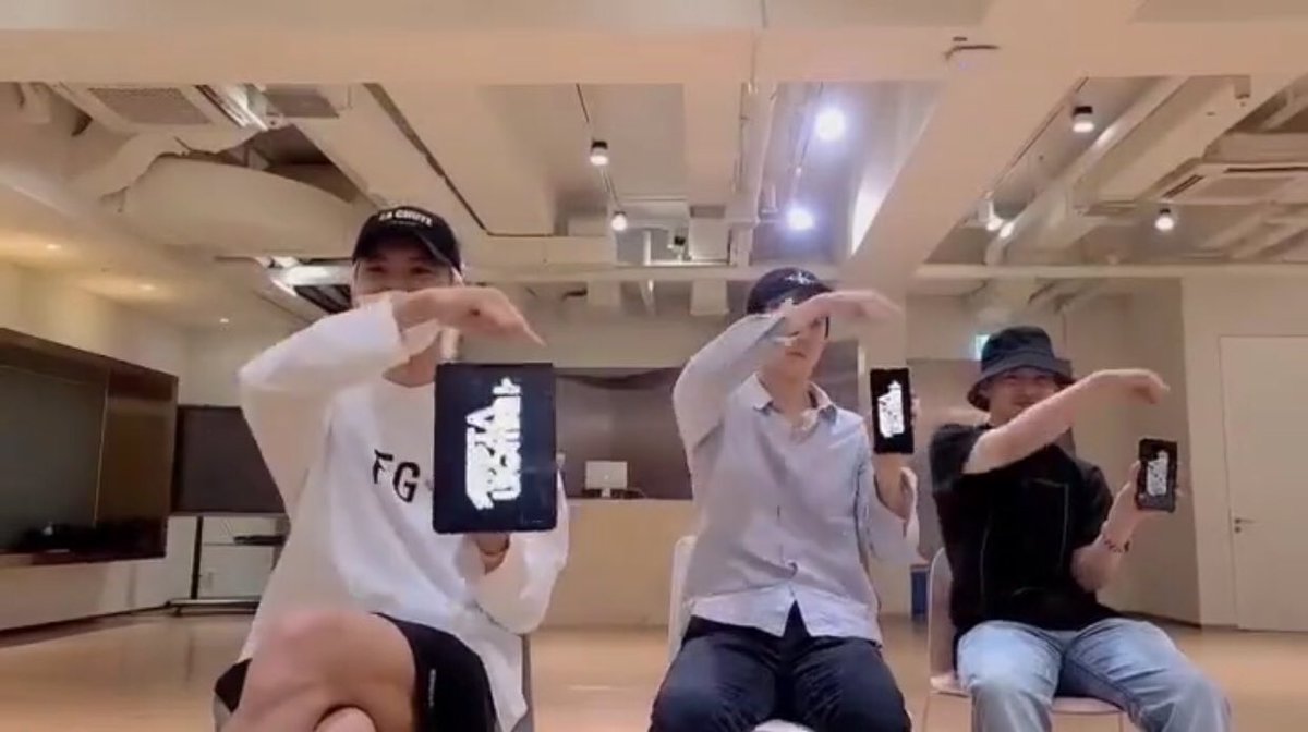 ChansooBromance's tweet photo. When Yeol’s hand  can comfortably hold a fullsized tablet while teaching how to do the #1BILLIONVIEWS_CHALLENGE 😍 #Sechan

#EXO_SC #세훈찬열
#InParadiseWithEXOSC
Continue streaming #EXOLs 💕
#1BillionViewsEXOSCftMoon
#여름엔_세훈찬열_10억뷰다_알겠냐 https://t.co/StNkQPSjh8