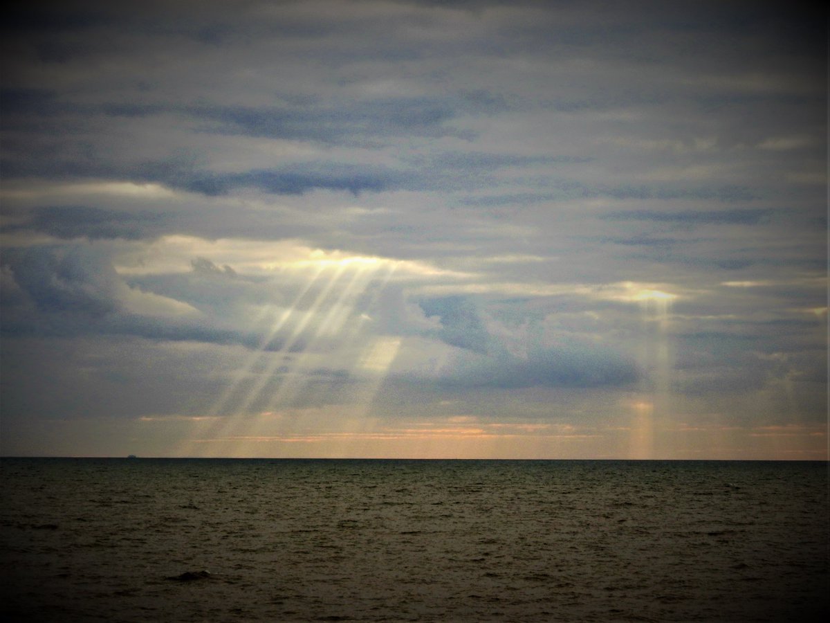 JulietteGregson's tweet photo. #bethebest #standoutfromtherest #beindividual #beyou #Joolz Tonight's View from South Blackpool prom... @Phillsselectart @Joeynoble @josephseager @Stephencheatley @antonioastro_ @NWSAcaster @SanctuaryNurse https://t.co/SJmsVnA1bt