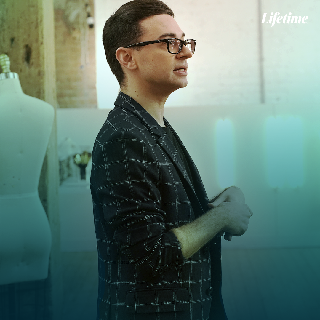 Tem PROJECT RUNWAY às 17h40! No desafio de hoje, os estilistas terão que usar uma única estampa para criar um look inteirinho. Pra deixar o desafio ainda mais difícil, teremos como jurado convidado um estilista de celebridades. Quem será que é? 🤔