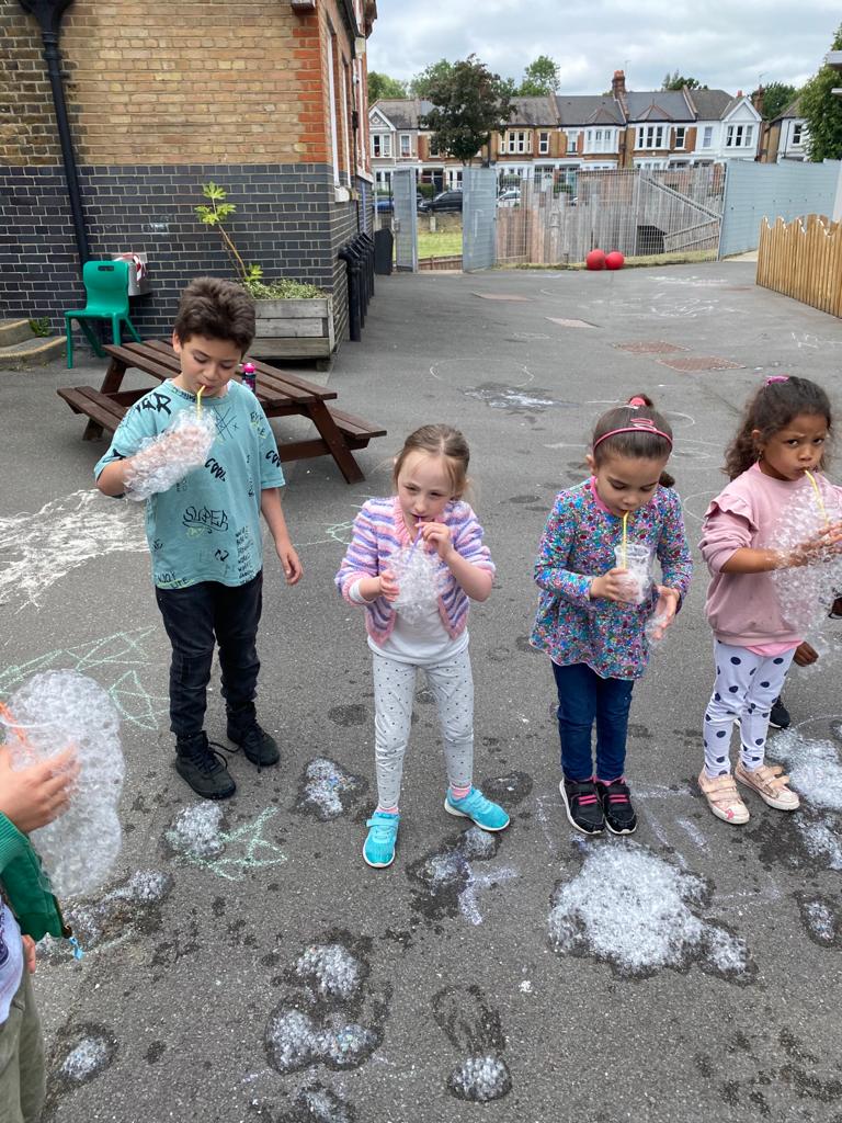 SunnyhillSW16's tweet photo. Today one of our Y1 bubbles.....made bubbles! Can you see how much they enjoyed it? #bubblearms #bubblebeards #funinthesun #lovingtolearn #outdoorlearning #schoolreturn https://t.co/kFFtnntaLH
