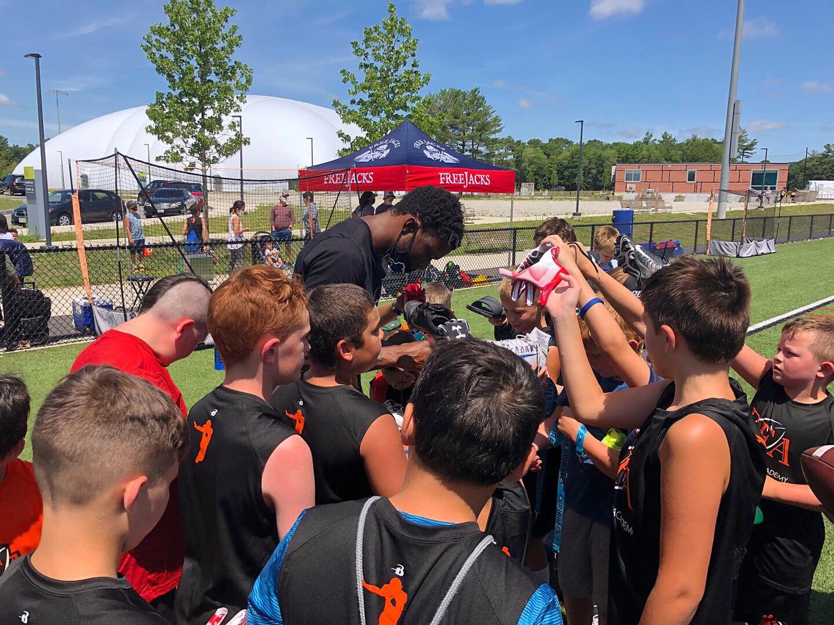 OrlPirates's tweet photo. The @mass_pirates spend a second day at the Elite Football Academy in Weymouth MA as Defensive Back Al Louis-Jean spoke to the boys and hung out on another beautiful day!
#PiratesGiveBack | #JumpAboard https://t.co/6eX2bqGRHB