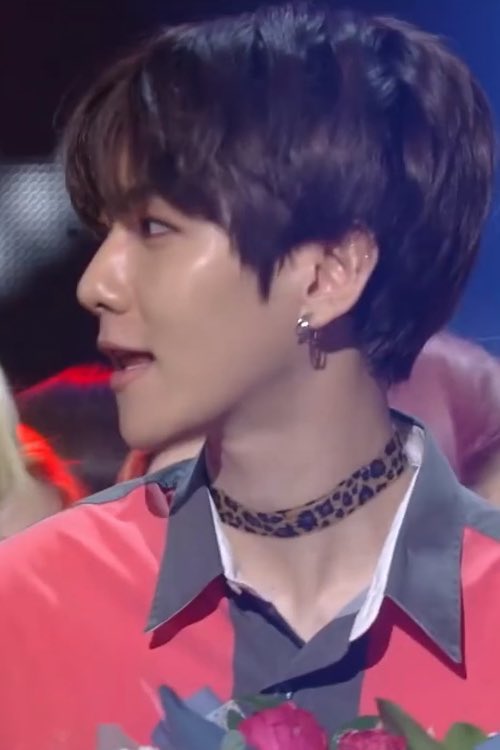 natly_iii's tweet photo. เห็นรูปแบคตอน Tempo ที่มิวแบงค์แล้วใจบางง ชอบมากก ชอบลุคนี้มากก ใส่ต่างหู ใส่โชกเกอร์ที่คอ แล้วทรงผมมีความพองๆเล็กน้อย แพ้มากก สวยด้วยหล่อด้วย🥺 https://t.co/3fmeq69yHj