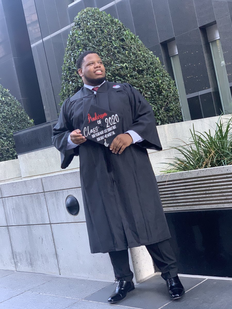 clothedon's tweet photo. Here is a preview of my grad photos. #LU20 #COMMMajor @LamarCommDept #Blessed https://t.co/A57NTnuybA