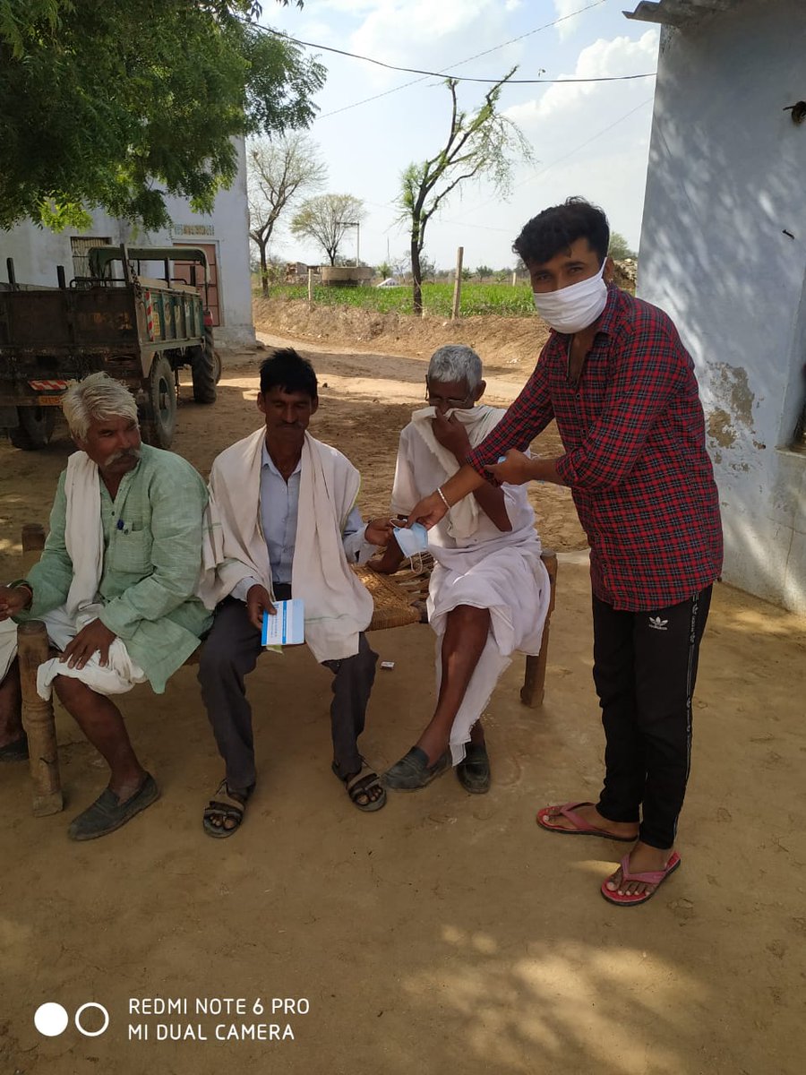 harisinghBJP4's tweet photo. #COVID19
#BJOM सवाई माधोपुर के कार्यकर्ताओं ने अपनी सेवाओं के माध्यम से समाज के अंतिम वर्ग के व्यक्ति तक लाभ पहुंचाने का काम किया है। कार्यकर्ताओं ने मानवता के नाते अपने स्वास्थ्य को पीछे छोड़ा है और सेवा कार्यों में जुड़े है, जो सभी के लिए प्रेरणादायी है।
@JPNadda @JaunapuriaSS https://t.co/EOKn8VyYfj