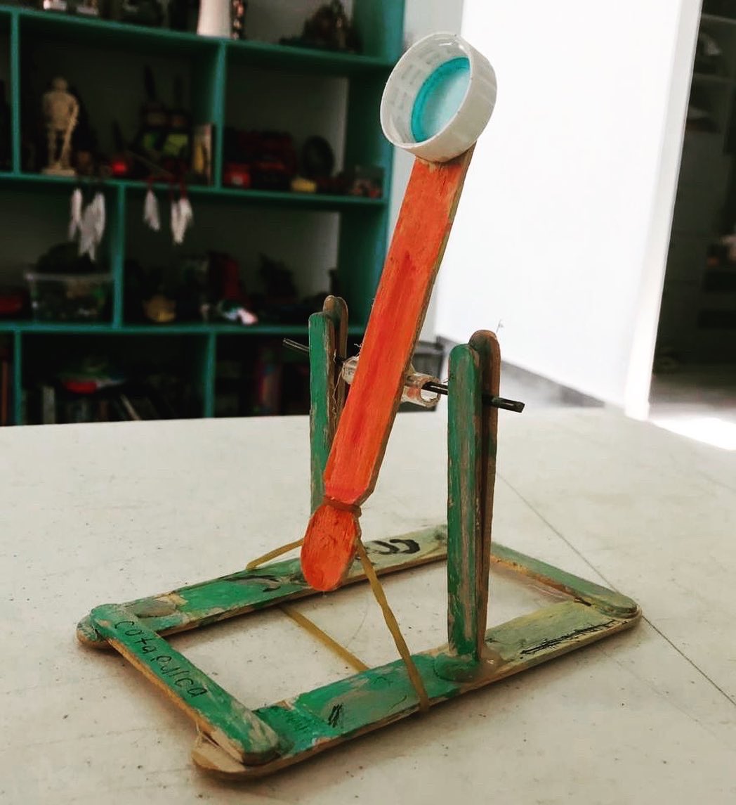 ProtobotsMx's tweet photo. ¿Sabían que la catapulta es una palanca de primera clase? Les presentamos algunos diseños hechos en casa por nuestros alumnos. 🤖⚡️
#Protobots #RobóticaEducativa #Catapulta #Palanca #MaterialReciclado https://t.co/FLntVIXPxM