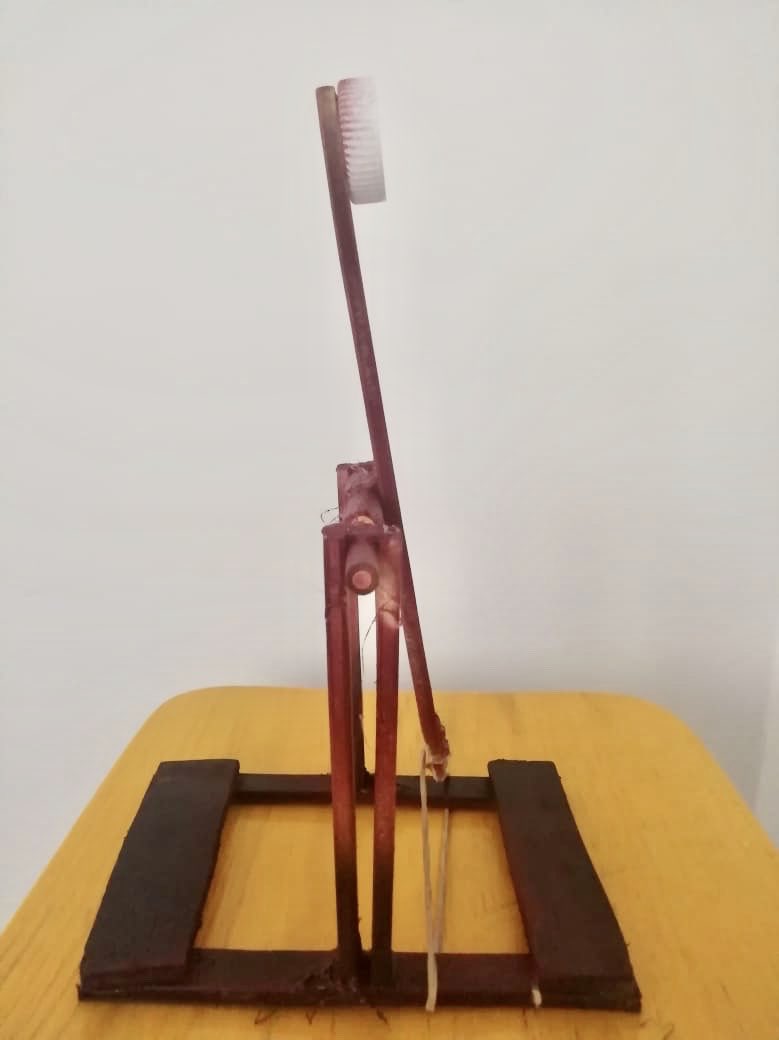 ProtobotsMx's tweet photo. ¿Sabían que la catapulta es una palanca de primera clase? Les presentamos algunos diseños hechos en casa por nuestros alumnos. 🤖⚡️
#Protobots #RobóticaEducativa #Catapulta #Palanca #MaterialReciclado https://t.co/FLntVIXPxM