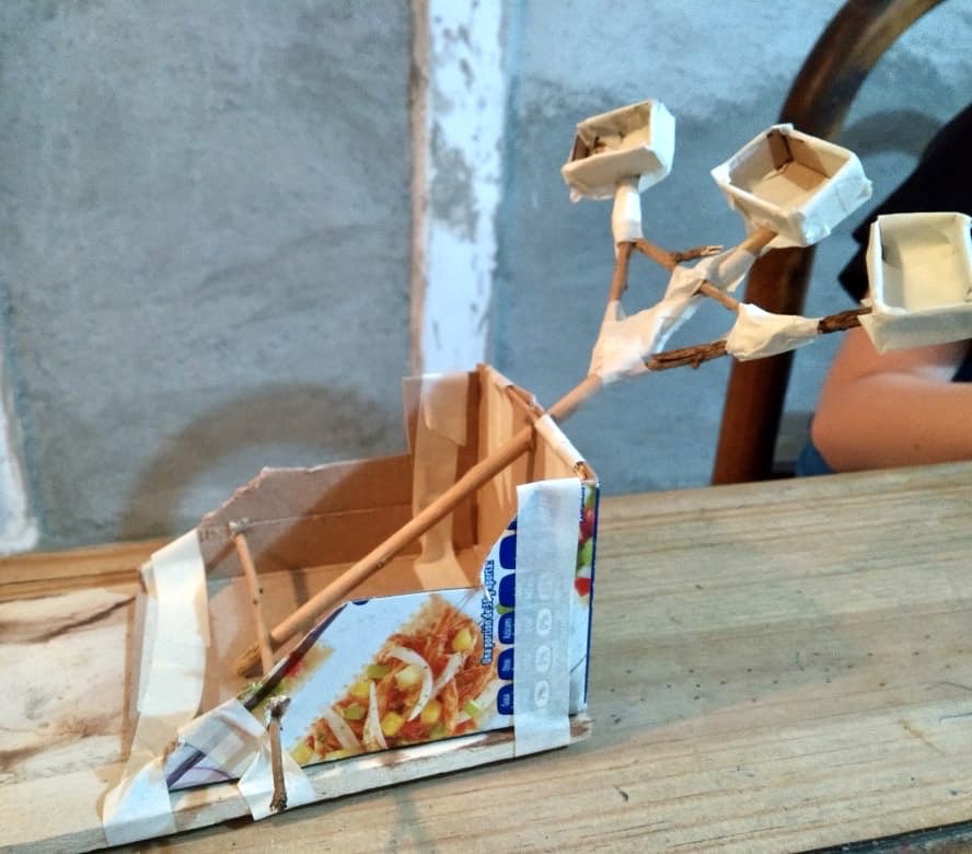 ProtobotsMx's tweet photo. ¿Sabían que la catapulta es una palanca de primera clase? Les presentamos algunos diseños hechos en casa por nuestros alumnos. 🤖⚡️
#Protobots #RobóticaEducativa #Catapulta #Palanca #MaterialReciclado https://t.co/FLntVIXPxM