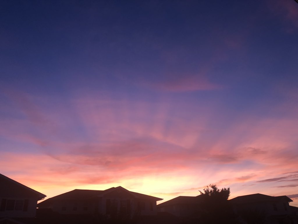 rachiejoy77's tweet photo. Sunset #scottairforcebase #illinois https://t.co/TPNnPXYwx3
