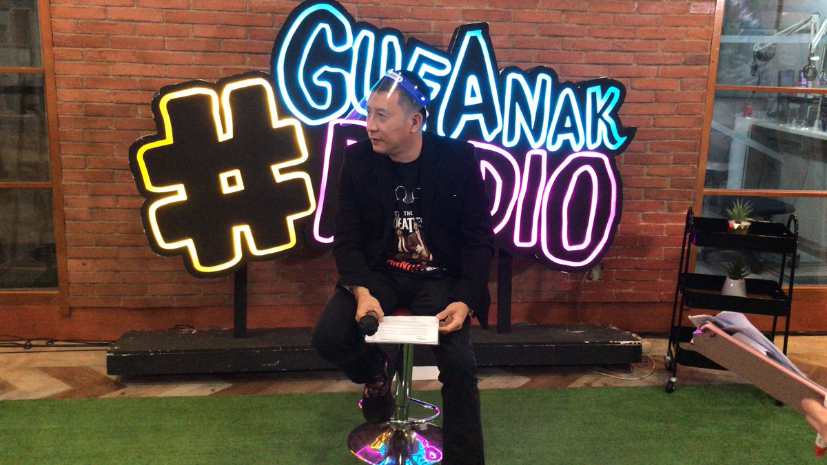 kis951fm's tweet photo. Siapa yang program favorit tahun 90an suka nonton Family100?? Disini udah ada @sonnytulung_mc KIS Listeners! Stay tune di radio kesayangan dan youtube @gen987fm #ININORMALSHOW #NewNormalRadio #kis951fm https://t.co/CXluegIYsP
