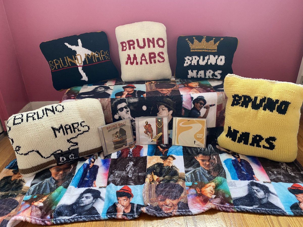 PopPop_itsBruno's tweet photo. Interested in purchasing one of these pillows? If so, comment below! 

Details to come, if enough people are interested! 
#brunomars #knittinghour #knitting #knit #pillow #brunomarsinspired #hooligan #justthewayyouare #doowopsandhooligans #24kmagic #unorthodoxjukebox #love https://t.co/ApHfEhJDf7