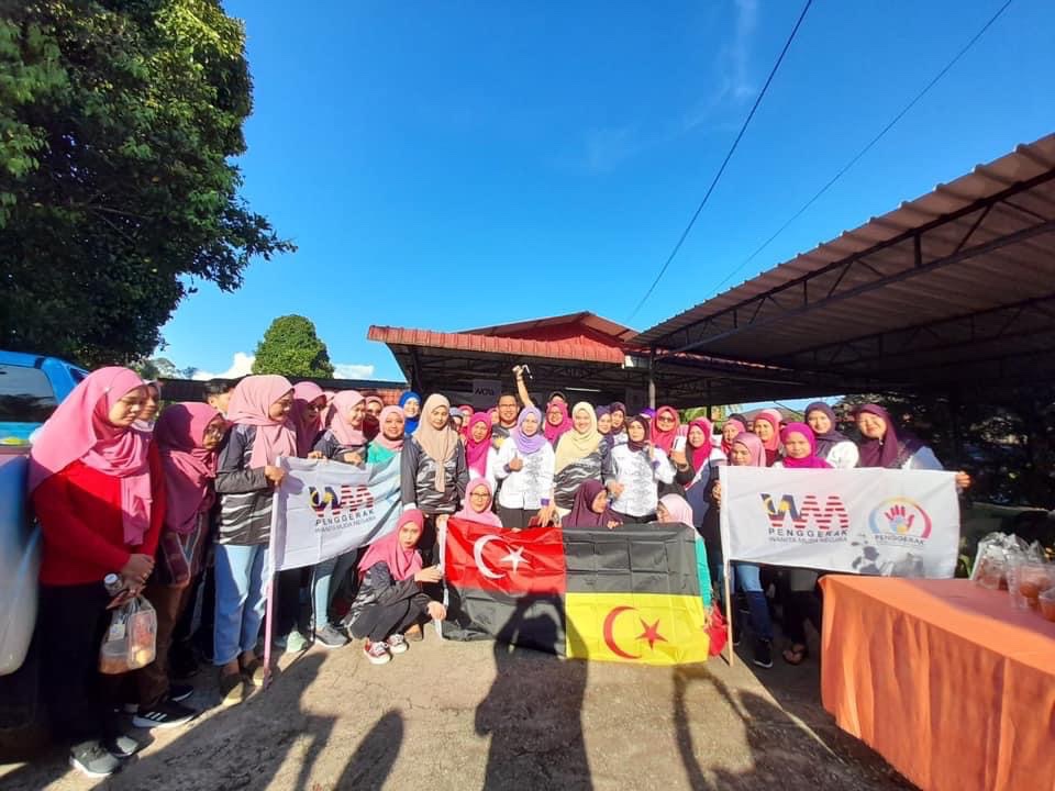 wanitamuda_my's tweet photo. 17 Julai 2020 | 8:30pagi
JELAJAH PENGGERAK WANITA MUDA NEGARA(WMN), NEGERI JOHOR

Penggerak WMN Johor bersama Puan @AinieHaziqah memberikan ucapan alu-aluan bagi memulakan program. Semoga siri jelajah ini berlangsung dengan berjaya &amp; selamat. 

#WanitaMudaNegara
#WanitaMudaKerja https://t.co/tARCZbXmL7