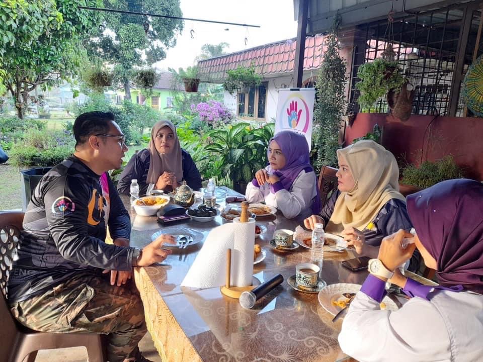 wanitamuda_my's tweet photo. 17 Julai 2020 | 8:30pagi
JELAJAH PENGGERAK WANITA MUDA NEGARA(WMN), NEGERI JOHOR

Penggerak WMN Johor bersama Puan @AinieHaziqah memberikan ucapan alu-aluan bagi memulakan program. Semoga siri jelajah ini berlangsung dengan berjaya &amp; selamat. 

#WanitaMudaNegara
#WanitaMudaKerja https://t.co/tARCZbXmL7
