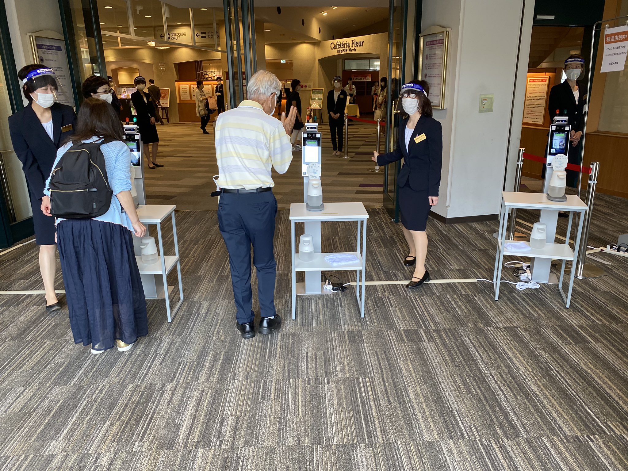 Pata 入口で検温 消毒が必要な宝塚大劇場 Pata 入口で検温 消毒が必要な宝塚大劇場