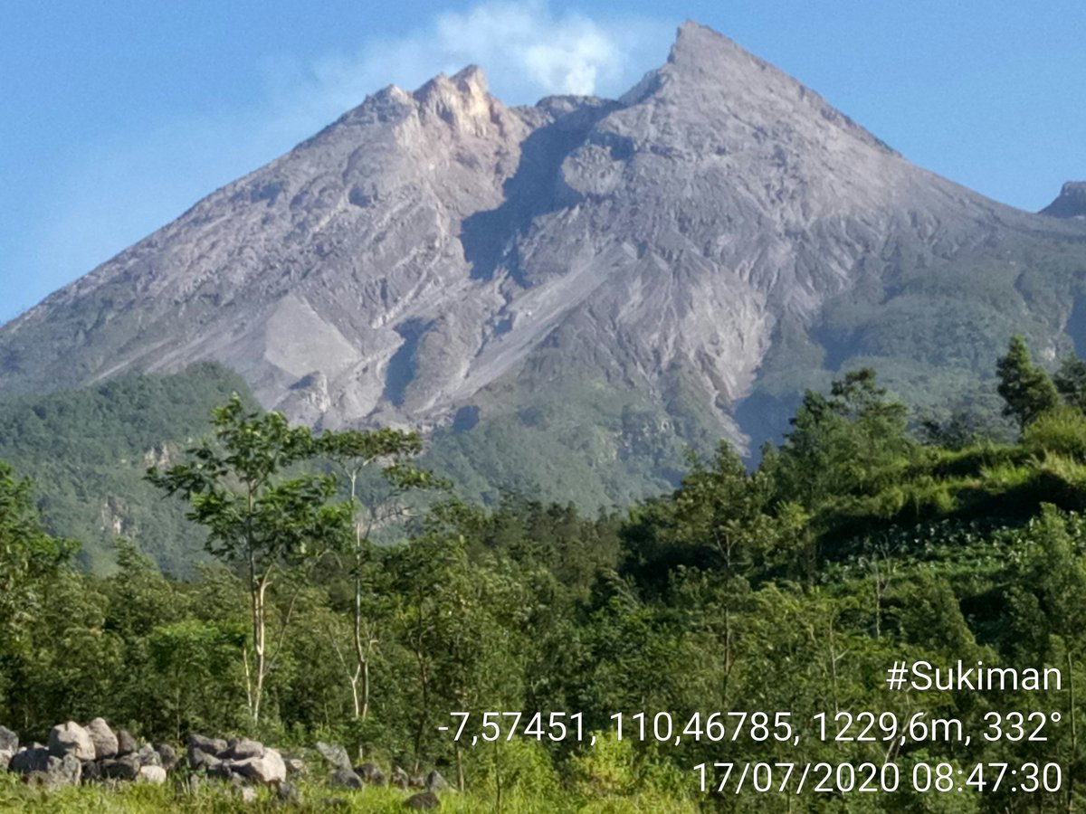 SukimanMerapi's tweet photo. Cerah merapi dari #deles sidorejo kemalang klaten , yuk agendakan ngopi di sini tetep #jagajarak stabdart kesehatan status waspada aman view bagus plus SOP evakuasi kami punya @jalinmerapi @BPPTKG https://t.co/6aRhrOGTth