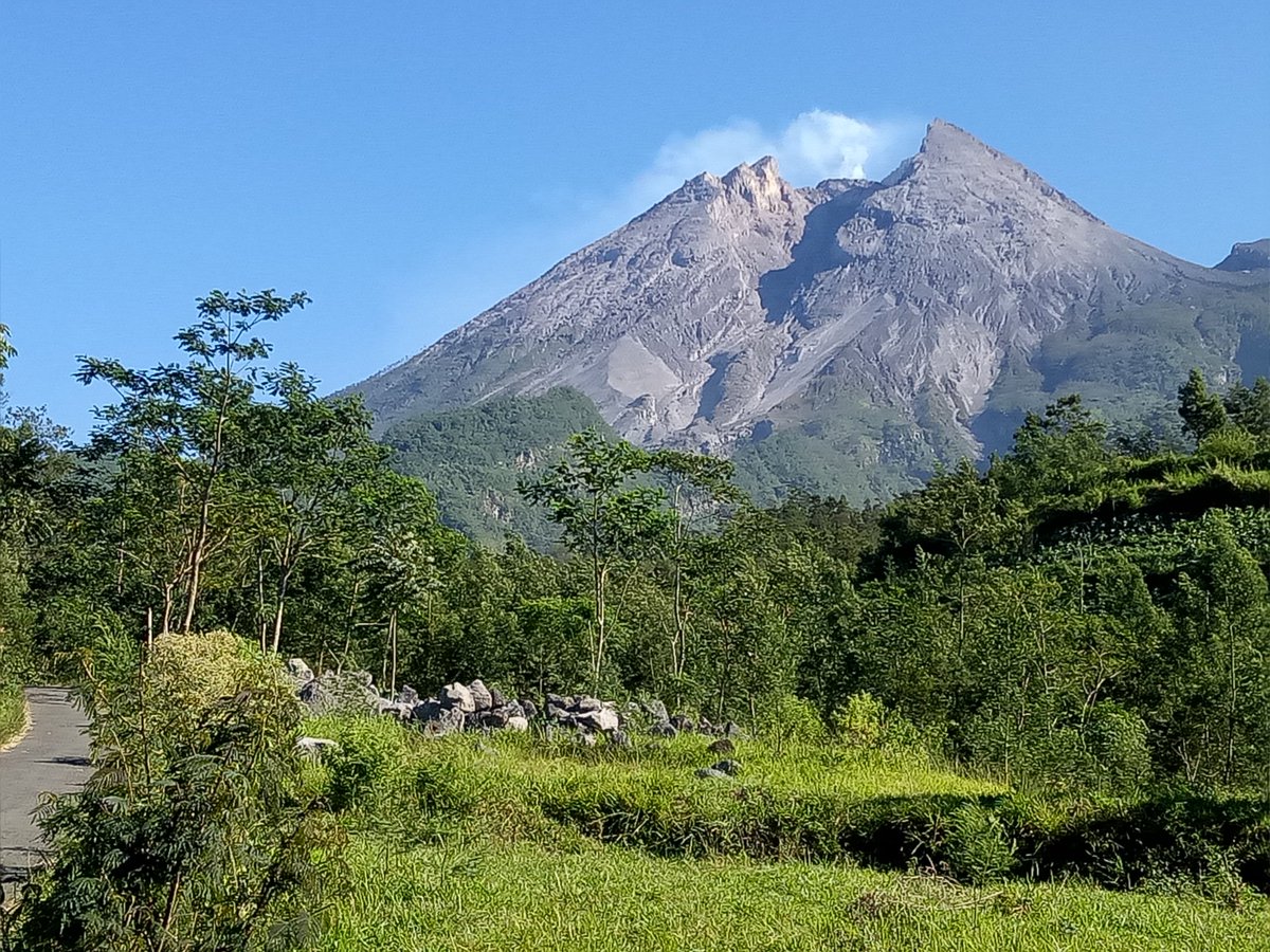 SukimanMerapi's tweet photo. Cerah merapi dari #deles sidorejo kemalang klaten , yuk agendakan ngopi di sini tetep #jagajarak stabdart kesehatan status waspada aman view bagus plus SOP evakuasi kami punya @jalinmerapi @BPPTKG https://t.co/6aRhrOGTth