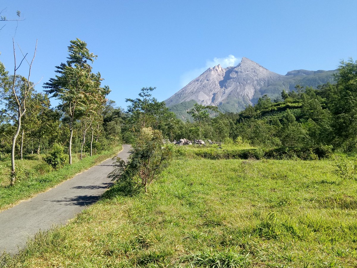 SukimanMerapi's tweet photo. Cerah merapi dari #deles sidorejo kemalang klaten , yuk agendakan ngopi di sini tetep #jagajarak stabdart kesehatan status waspada aman view bagus plus SOP evakuasi kami punya @jalinmerapi @BPPTKG https://t.co/6aRhrOGTth