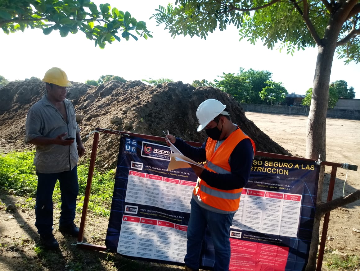 GuerreroInform1's tweet photo. Con trabajo conjunto entre @Gob_Guerrero, @SEDATU_mx, @AcapulcoGob y representantes de Puerto Marquez, se construye la nueva unidad deportiva en esta tradicional colonia de Acapulco. https://t.co/aiqeX5uUFR