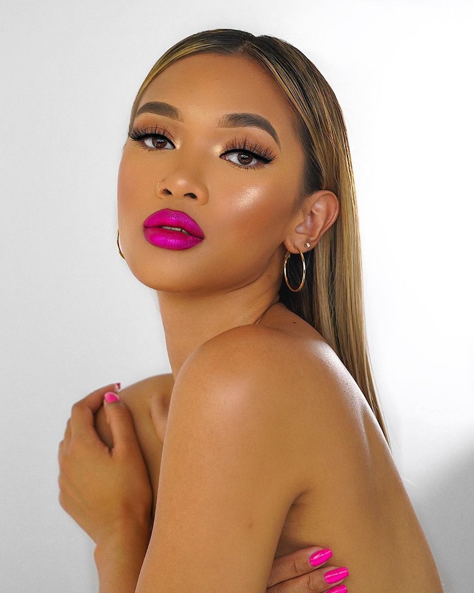 thebalm's tweet photo. This look is major goals, tap to shop our new Clean Beauty & Green Packaging releases to achieve this look. #WillPowder #Bronzilla
โ@chemosley https://t.co/MtBBemfxoL https://t.co/zdweSSMzgQ