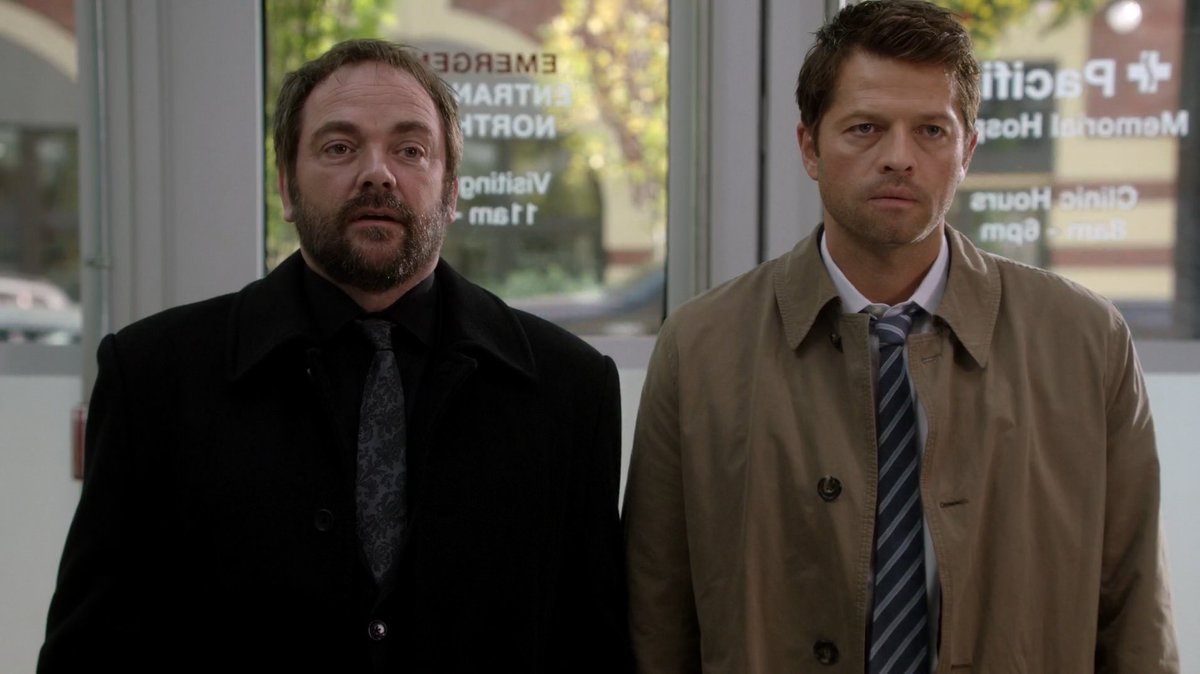 jarpackles's tweet photo. uma das melhores cenas de supernatural foi o crowley e castiel como agentes do fbi caçando juntos #supernatural https://t.co/S7HA528c48