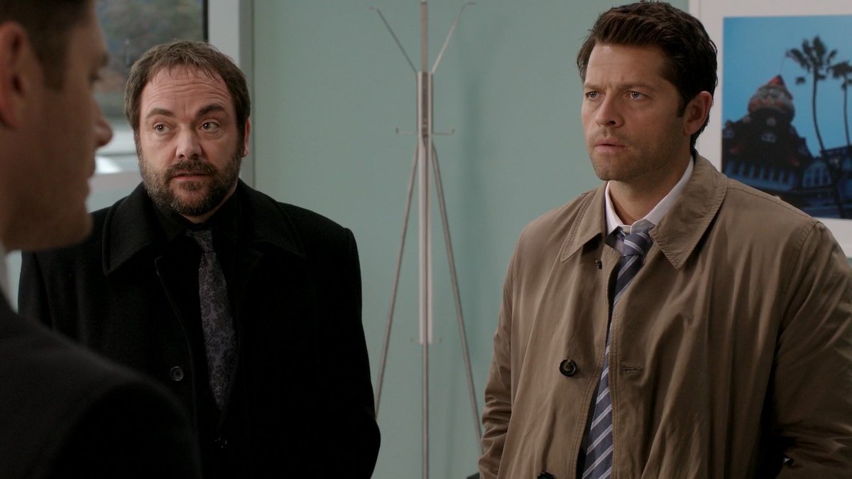 jarpackles's tweet photo. uma das melhores cenas de supernatural foi o crowley e castiel como agentes do fbi caçando juntos #supernatural https://t.co/S7HA528c48