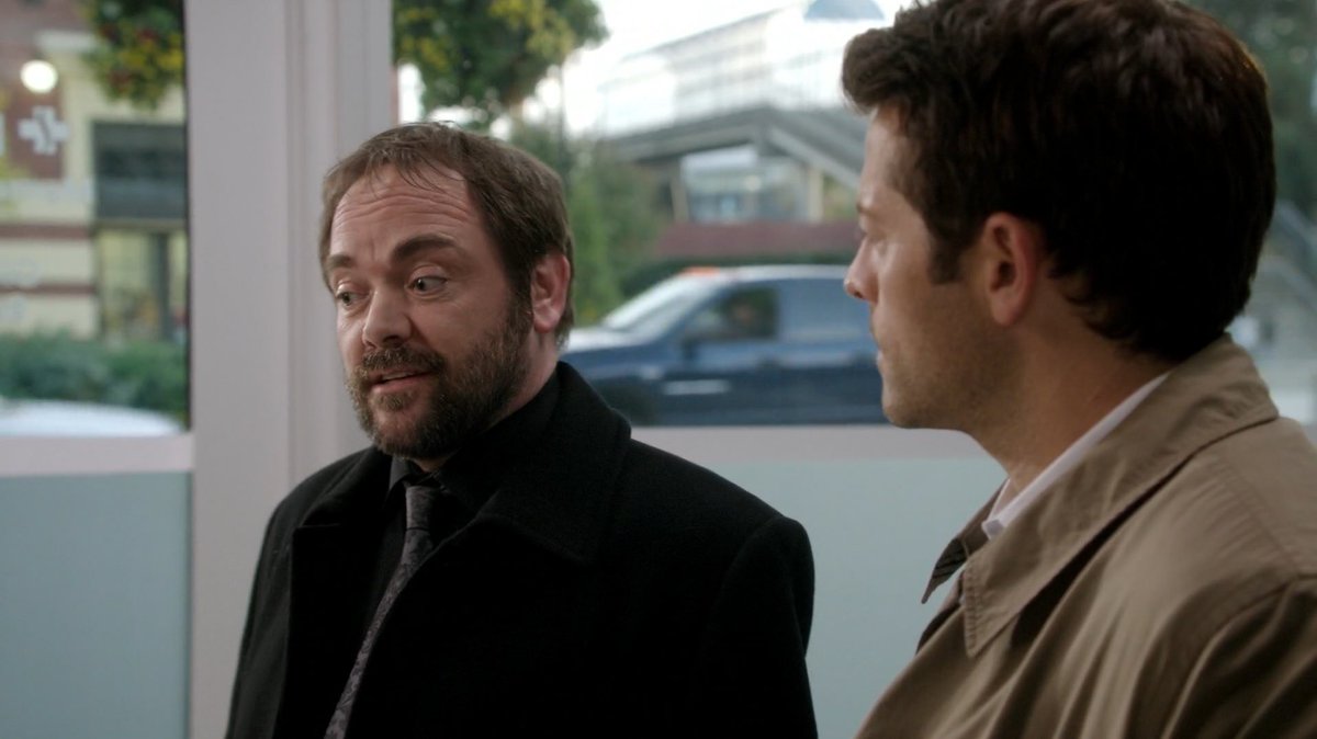 jarpackles's tweet photo. uma das melhores cenas de supernatural foi o crowley e castiel como agentes do fbi caçando juntos #supernatural https://t.co/S7HA528c48