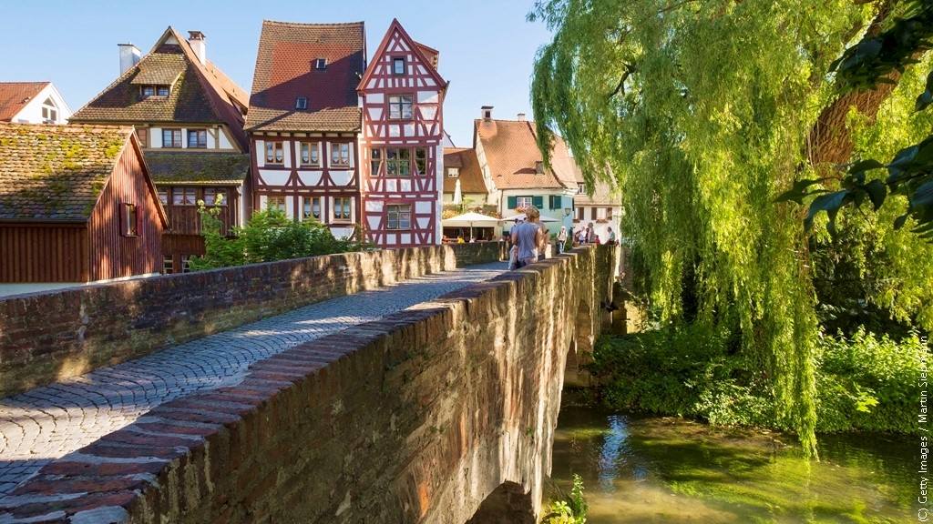 ドイツ観光局 世界一高い教会塔をもつ街 ウルム フィッシャーフィアテル 漁師の一角 は 昔ながらの木組みの家々が並ぶノスタルジックな場所 注目は 川沿いに建つ シーフェスハウス 傾いた家 10 ほどの傾斜があり 世界一傾いたホテル