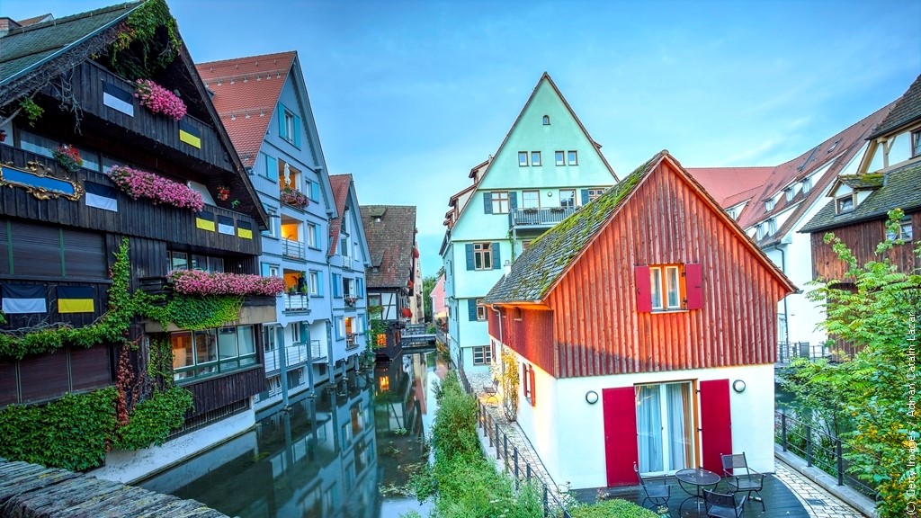ドイツ観光局 世界一高い教会塔をもつ街 ウルム フィッシャーフィアテル 漁師の一角 は 昔ながらの木組みの家々が並ぶノスタルジックな場所 注目は 川沿いに建つ シーフェスハウス 傾いた家 10 ほどの傾斜があり 世界一傾いたホテル
