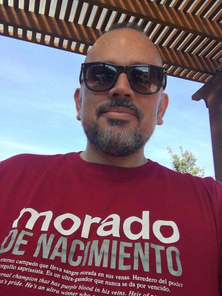 SoloMkt's tweet photo. De las muchas historias con este gran equipo no se me olvidara jamas estar en el estadio de Pumas con unos pocos morados abrazados celebrando el gol de la Bala clasificando al Mundial de Clubes. Enamorado para siempre de este camiseta morada. Felicidades.  @SaprissaOficial https://t.co/U1x97TqrEp