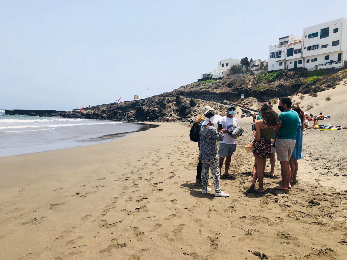 jhdezborges78's tweet photo. Hoy @AchemGroup ha estado de nuevo en Playa Grande (Arico) impartiendo un taller a los próximos voluntarios del proyecto de ciencia ciudadana sobre #microplasticos en colaboración con @Des_Sostenible y @TerramareMed. @IMPLAMAC https://t.co/v8U9iMsuqH