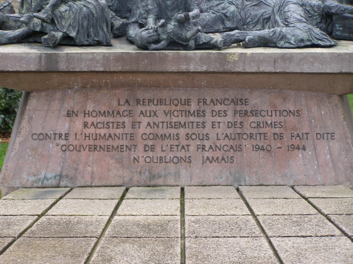 La trace historique disparue, la mémoire a pu être transportée sur des murs, dans des jardins, des promenades ou des ronds points inaccessibles. A l'échelle de ce que l'Etat français était prêt à assumer de sa responsabilité : infiniment peu, si ce n'est rien.12/21