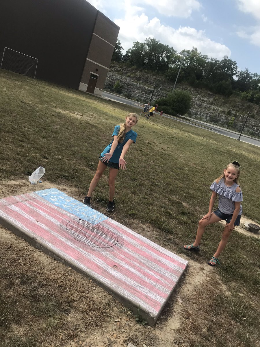 MrsTeders's tweet photo. The summer school kiddos LOVED being outside and drawing with chalk at recess this morning! #Bransonhope @bransonschools https://t.co/X6J9v8jNIk