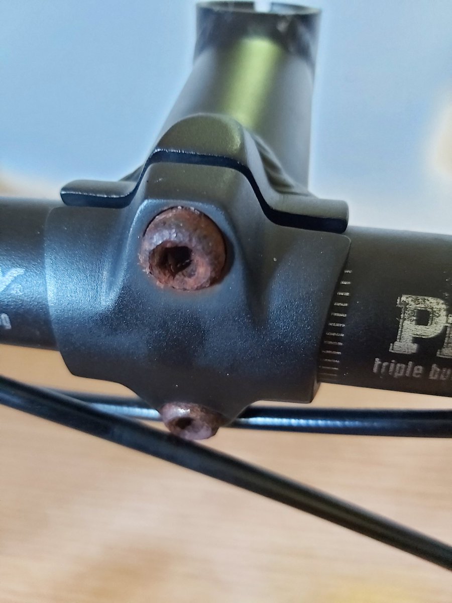BeltonBikes's tweet photo. Unable to get right size bolts. So cleaned rusty ones. Then good old #Hammerite #projectroadrunner #cycling #bike https://t.co/RqJp07rOSs