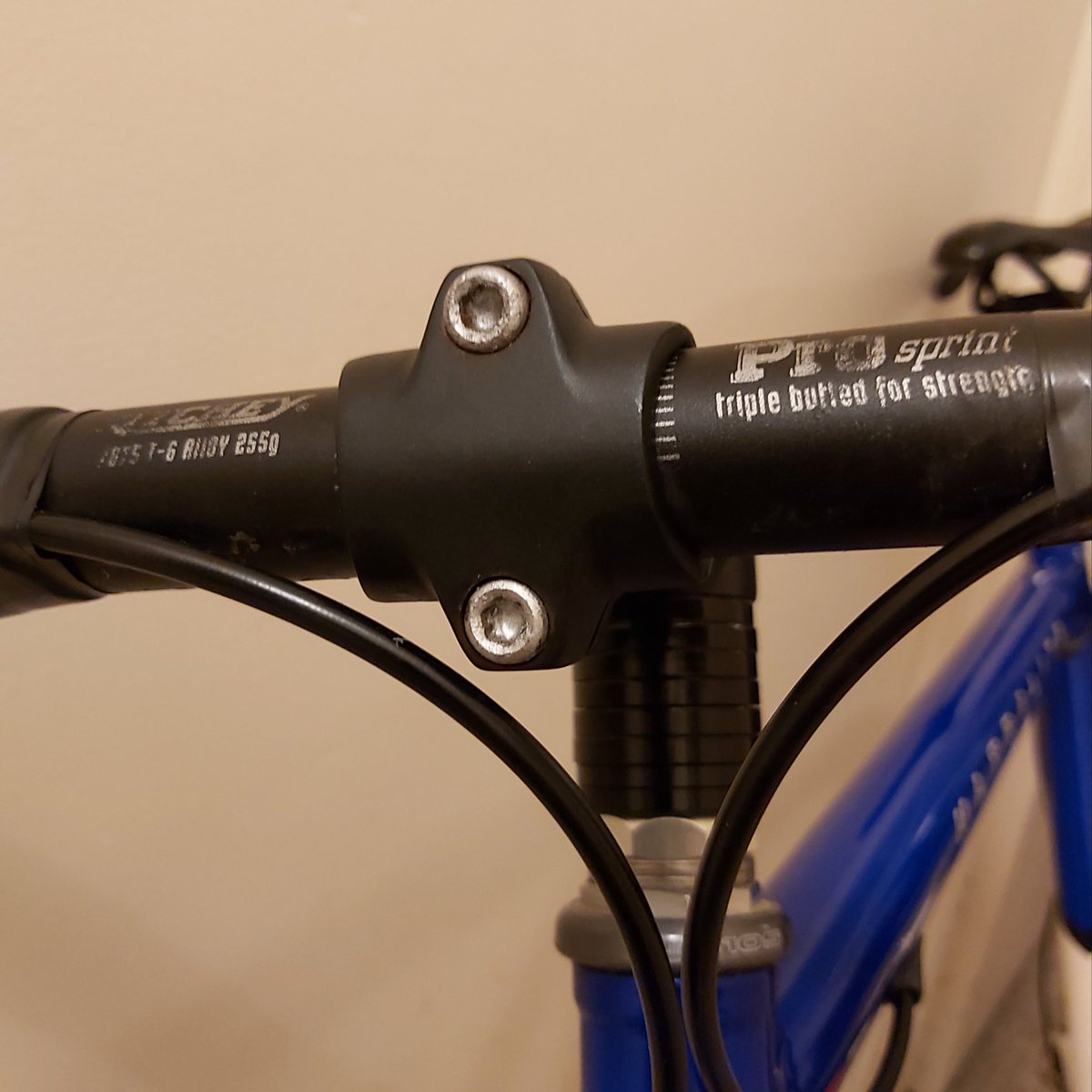 BeltonBikes's tweet photo. Unable to get right size bolts. So cleaned rusty ones. Then good old #Hammerite #projectroadrunner #cycling #bike https://t.co/RqJp07rOSs