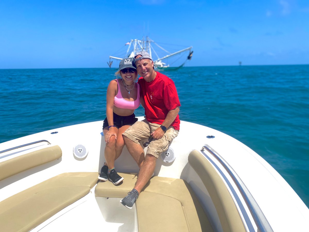 HaleyPaige04's tweet photo. 3 sharks, a broken pole, and a sunburn later...🐟 https://t.co/wiKp2khQdg