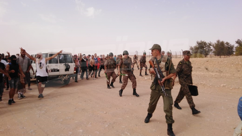 MouradTeyeb's tweet photo. #Tunisia - #Kamour protests (6) 

#Tataouine protesters shut down the valves of the main #oil &amp; gas companies in the Sahara to totally suspend production amid heavy #military presence.

#Remada #Borma #Jobs
#تونس #تطاوين #البرمة #الكامور #رمادة https://t.co/Vuba9Xoqag
