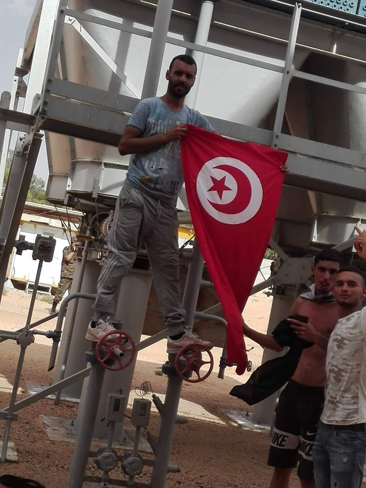 MouradTeyeb's tweet photo. #Tunisia - #Kamour protests (6) 

#Tataouine protesters shut down the valves of the main #oil &amp; gas companies in the Sahara to totally suspend production amid heavy #military presence.

#Remada #Borma #Jobs
#تونس #تطاوين #البرمة #الكامور #رمادة https://t.co/Vuba9Xoqag