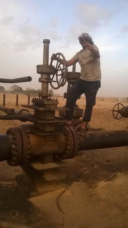 MouradTeyeb's tweet photo. #Tunisia - #Kamour protests (6) 

#Tataouine protesters shut down the valves of the main #oil &amp; gas companies in the Sahara to totally suspend production amid heavy #military presence.

#Remada #Borma #Jobs
#تونس #تطاوين #البرمة #الكامور #رمادة https://t.co/Vuba9Xoqag