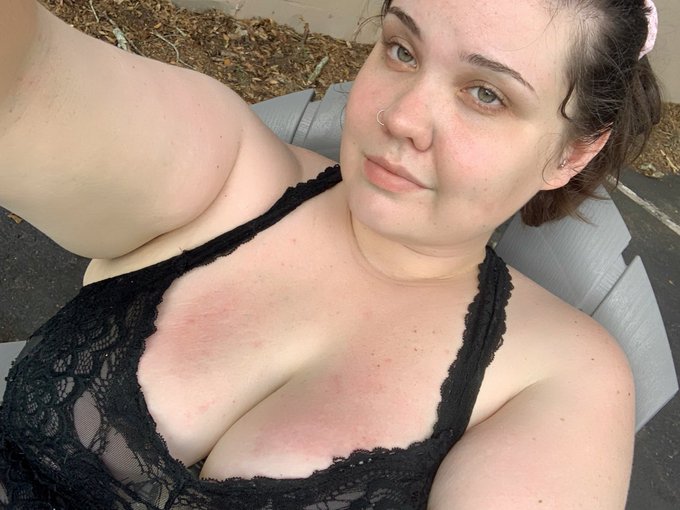 Local crafty babe drags a whole ass lawn chair and cooler set up outside to paint furniture in the parking<a href="/tag/mvsales"class="tags"><span>#mvsales</span></a>