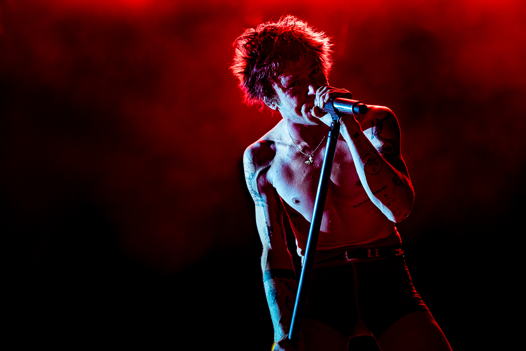 kjjfish's tweet photo. My submission for the #RAWeditingchallenge. Here's my interpretation of @stevebrazill 's shot of Matt Shultz of @CageTheElephant Thanks for the opportunity all! @elmakias #RAWeditingchallenge #mattshultz https://t.co/6LkwDIwsbY